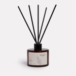 wilde aroma reed diffuser vanilla, patchouli & sandalwood Aromatic diffuser with black reeds and elegant design.