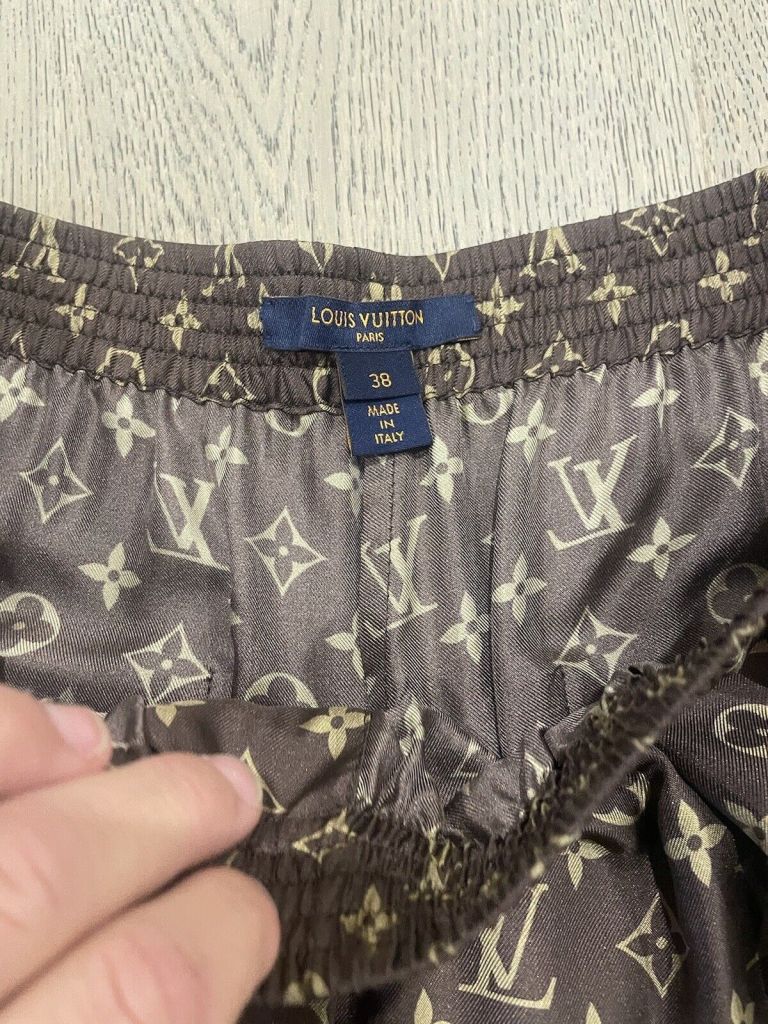 Authentic louis vuitton logo shorts size 38 Authentic louis vuitton logo shorts size 38