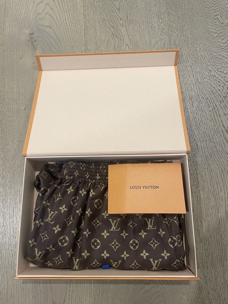 Authentic louis vuitton logo shorts size 38 Authentic louis vuitton logo shorts size 38