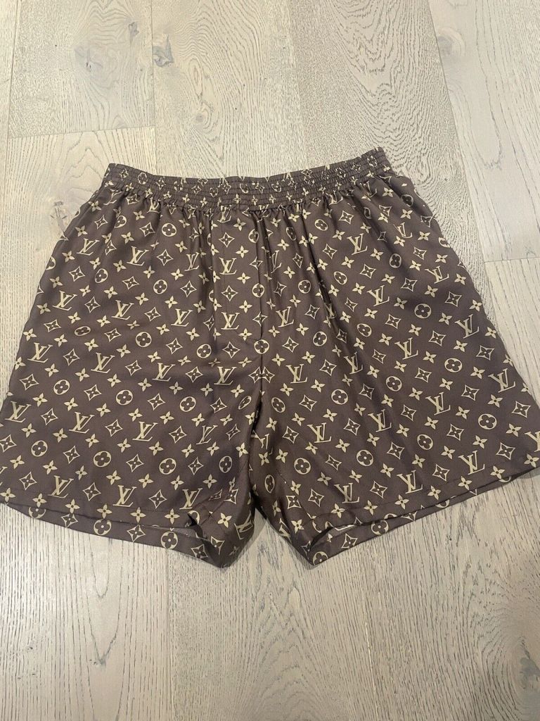 Authentic louis vuitton logo shorts size 38 Authentic louis vuitton logo shorts size 38