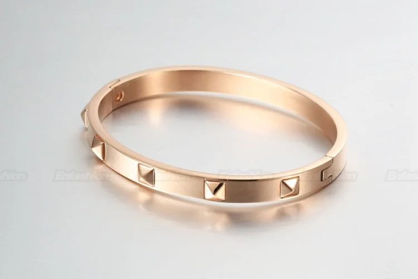 Womens Pyramid Spikes Bracelet Gold/Stainless Steel Womens Pyramid Spikes Bracelet Gold/Stainless Steel
