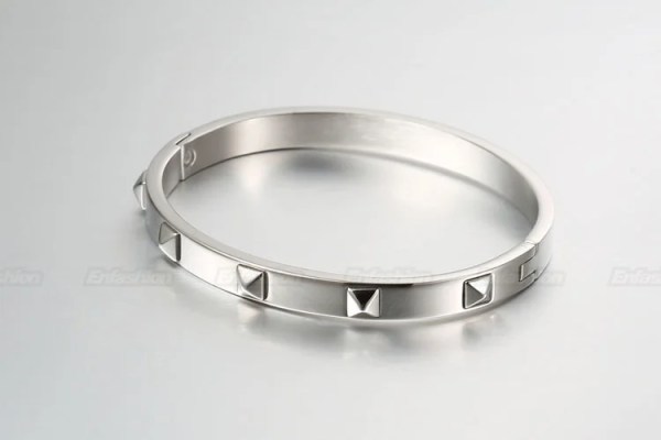 Womens Pyramid Spikes Bracelet Gold/Stainless Steel Womens Pyramid Spikes Bracelet Gold/Stainless Steel