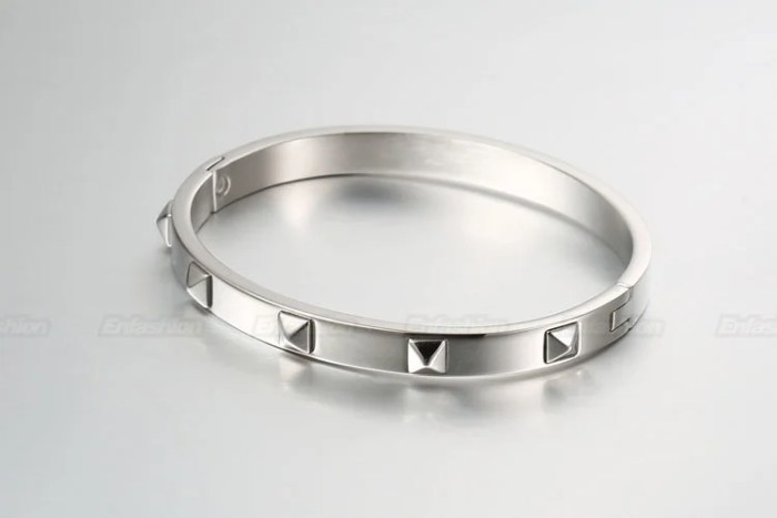 Womens Pyramid Spikes Bracelet Gold/Stainless Steel