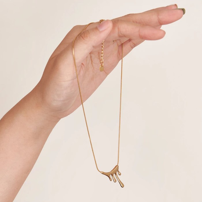 Necklace Pendant Paint Drip Shape for Women in Gold Necklace Pendant Paint Drip Shape for Women in Gold