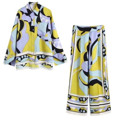 Luxurious Pyjama 2 Piece with Pants Vibrant Set 70’s Queen Luxurious Pyjama 2 Piece with Pants Vibrant Set 70’s Queen