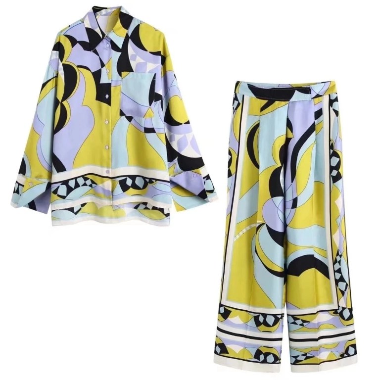 Luxurious Pyjama 2 Piece with Pants Vibrant Set 70’s Queen Luxurious Pyjama 2 Piece with Pants Vibrant Set 70’s Queen