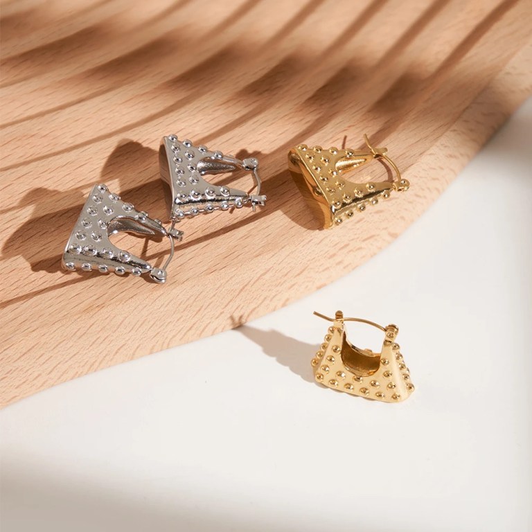 Aretes Handbag Stud Earrings 18K Gold Plated jQuery(document).ready(function($) { // Target the Products page if($('body').hasClass('edit-php') && $('body').hasClass('post-type-product')) { $("th.column-admin_commission").css( 'width', '10%' ); } });
