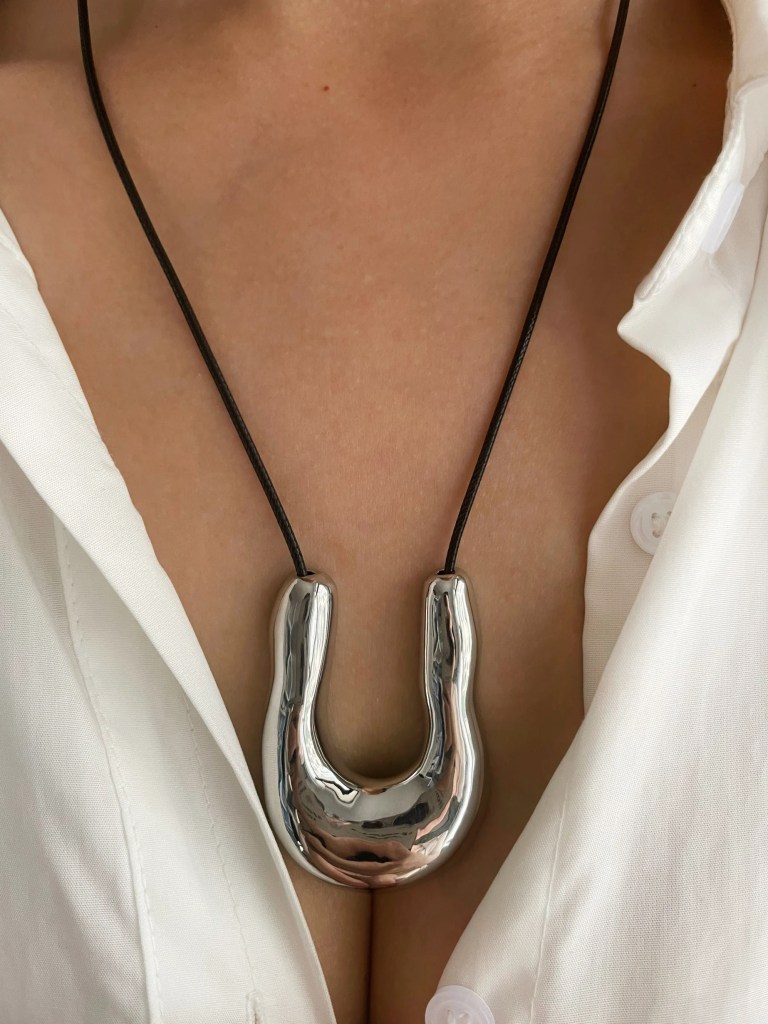 Peri's box Extra Large High Polish U-shape Horseshoe Pendant Necklace 3