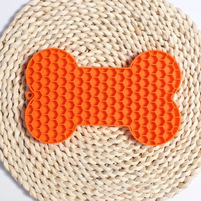 bone shape silicone licking slow food feeding pad for dogs lickmat Bone Shape Silicone Licking Slow Food Feeding Pad for Dogs - Lickmat 6
