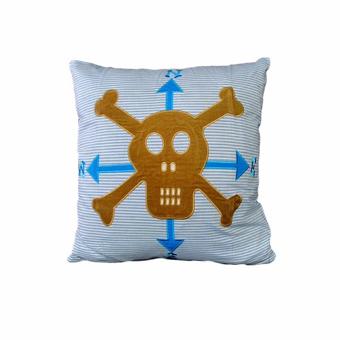 v442 hin cushion pirate white sq 204764 00.jpg v442 hin cushion pirate white sq 204764 00.jpg