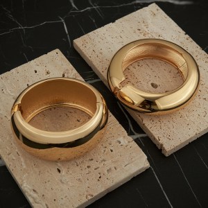 En FASH Wide Curved Elastic Bangle – 18K Gold Plated Statement Bracelet for Women 4