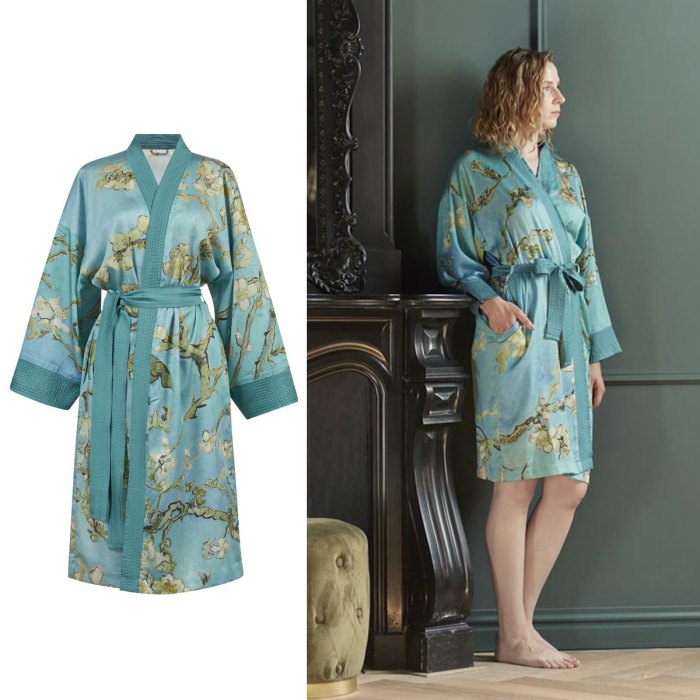 v442 hin bathrobe almondblossom blue l 83584 00.jpg v442 hin bathrobe almondblossom blue l 83584 00.jpg