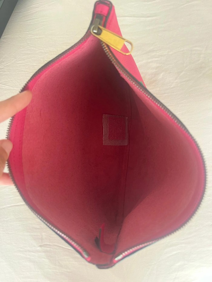 gucci pouch hot pink medium logo portfolio clutch gucci pouch hot pink medium logo portfolio clutch
