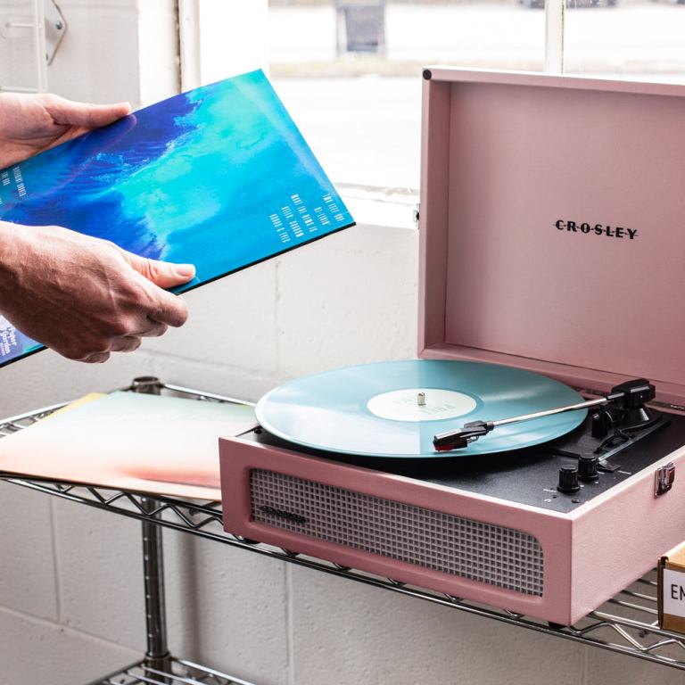 crosley voyager bluetooth portable turntable amethyst + bundled crosley record storage display stand