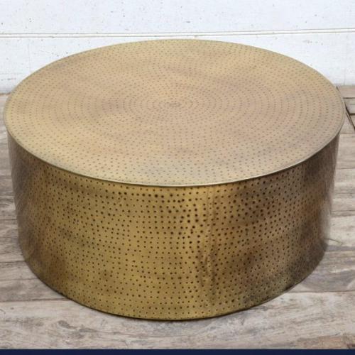 v742 m21340 202505081015 00.jpg Round brass coffee table with textured surface.