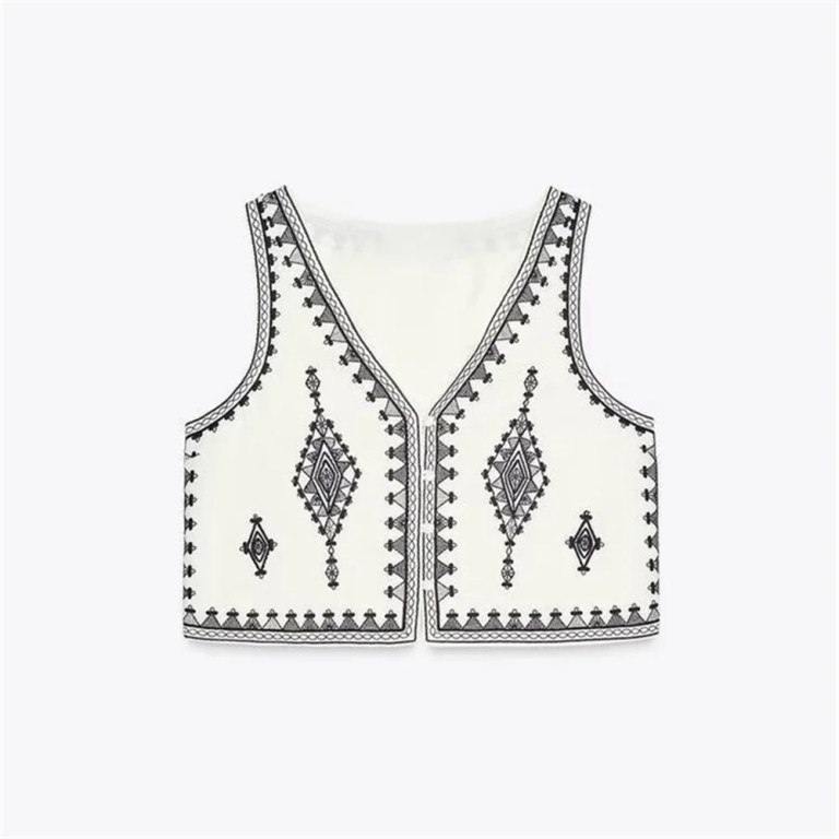 Zach Women\'s Summer New Collection: Contrast Embroidered Aztec V-neck Sleeveless Single breasted Vest Top, Casual Shorts 2