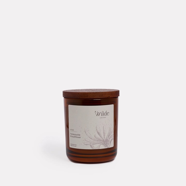 wilde aroma oakmoss & orange candle (copy) Amber candle with wooden lid, labelled honeysuckle bushflower.