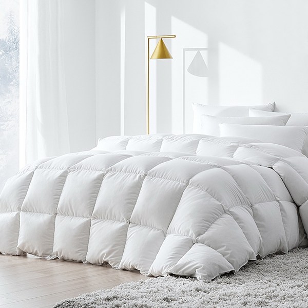 quilt dfd 95 k 202502281410 00.jpg Cosy white bed with fluffy pillows and bedding.