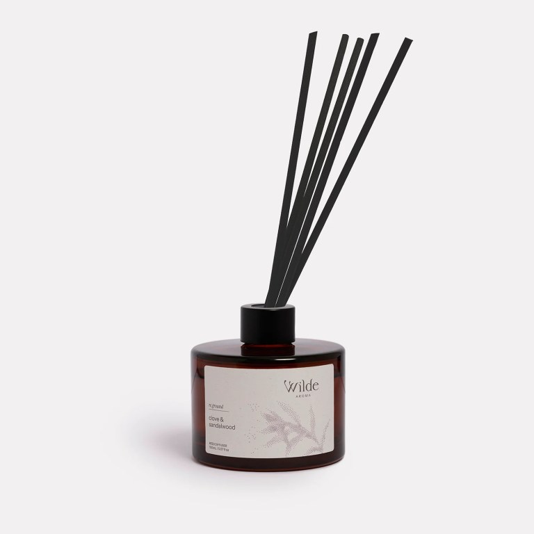 Clove and sandalwood diffuser with black reeds
