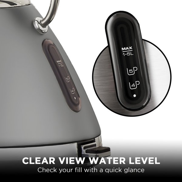 Kettle with easy-to-read water level indicator.