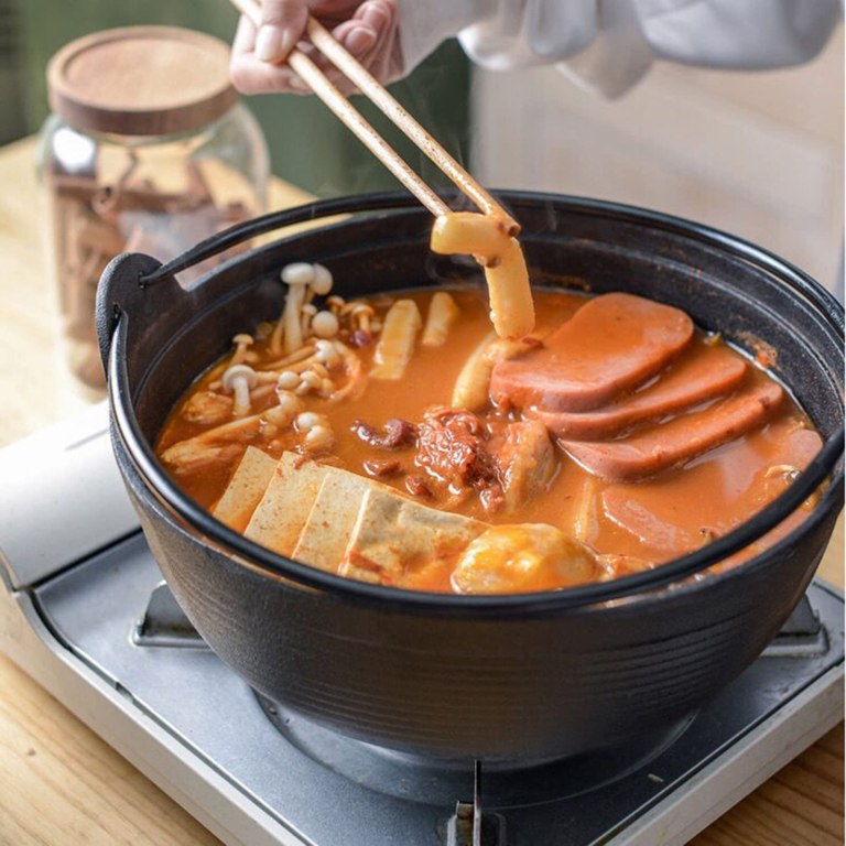 29cm cast iron sukiyaki iron pot japanese shabu shabu pot pan stockpot wooden lid home camping picnic Korean hot pot with sausages and vegetables cooking.