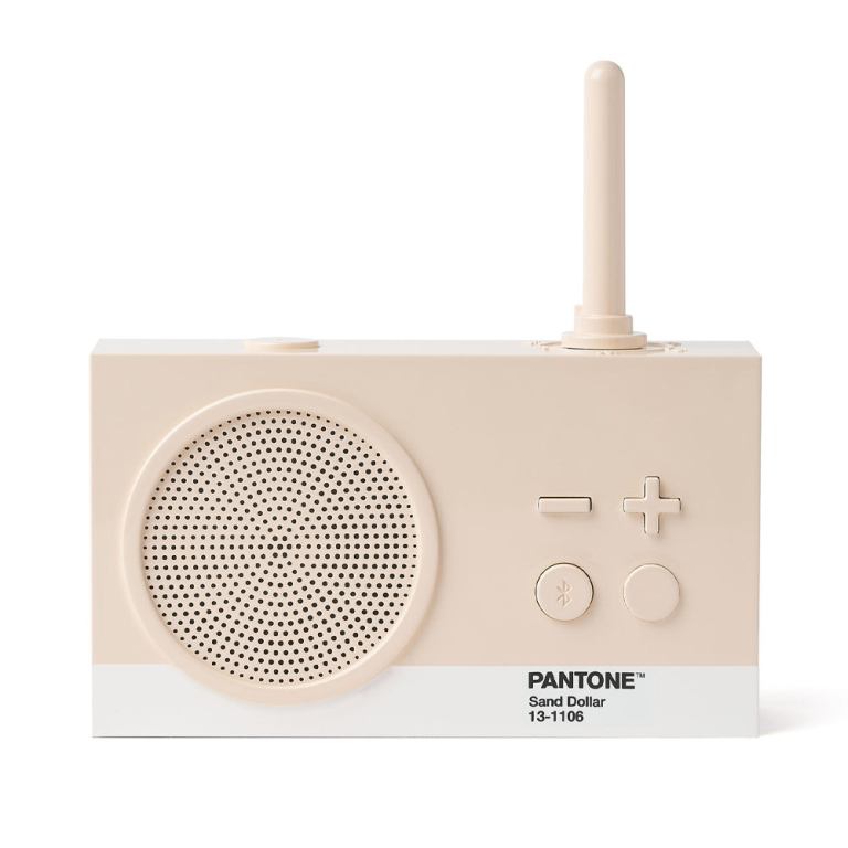 Beige retro radio with antenna and controls.