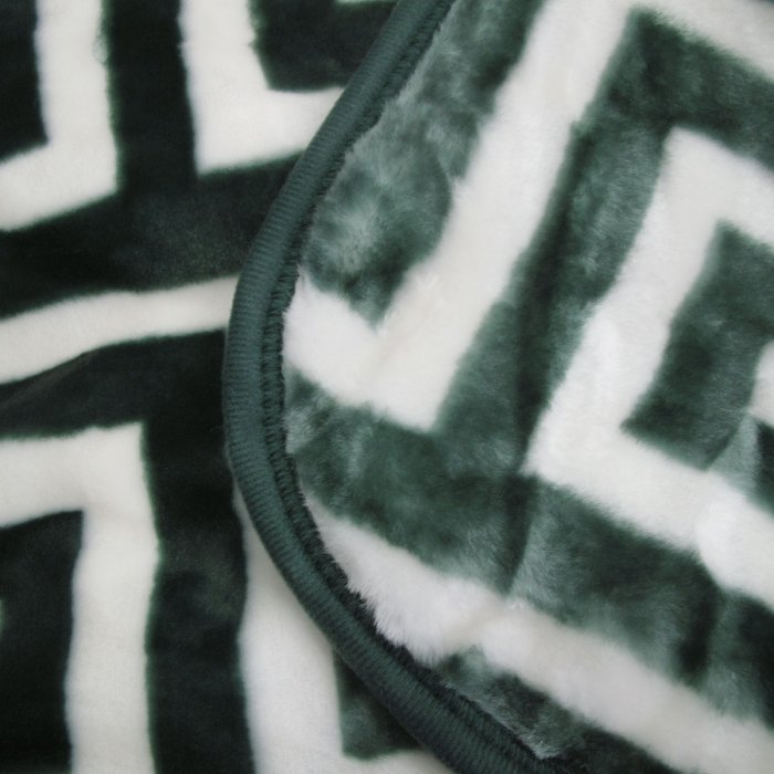 bloomington 800gsm greek key green winter premium quality 1 ply mink blanket double Soft geometric patterned fleece blanket close-up