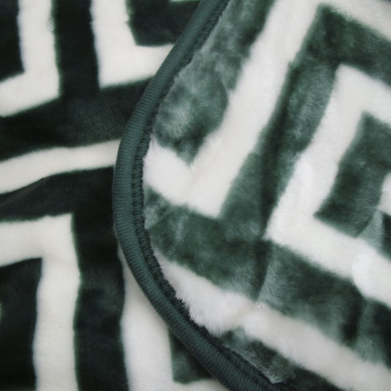 bloomington 800gsm greek key green winter premium quality 1 ply mink blanket double Soft geometric patterned fleece blanket close-up