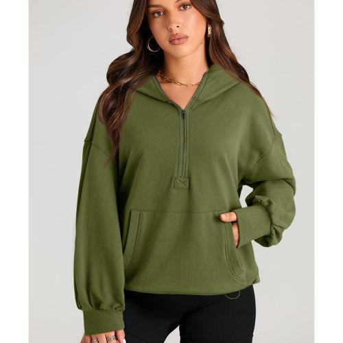 v539 azexdc25317593 p1609 2xl 202508270525 00.jpg Woman in green hoodie and black shorts