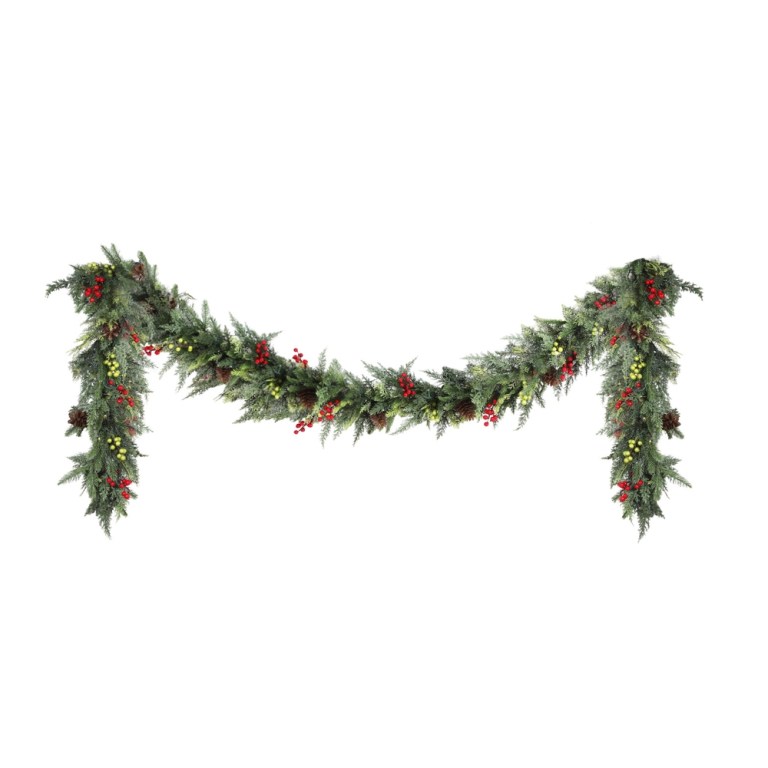 xm tr gar br 3m led 202508061850 00.jpg Festive Christmas garland with pine cones and berries.
