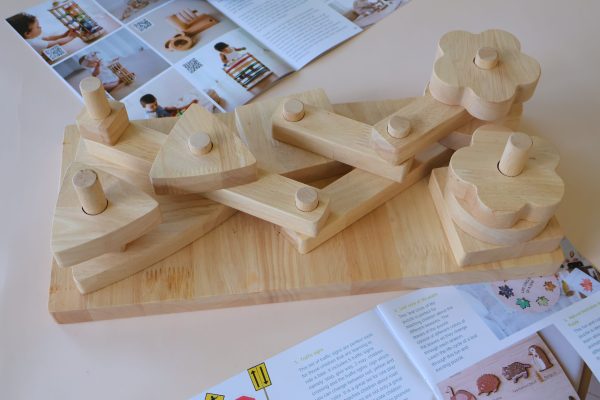 v59 626 202602031611 00.jpg Wooden stacking toy and open instruction booklet.