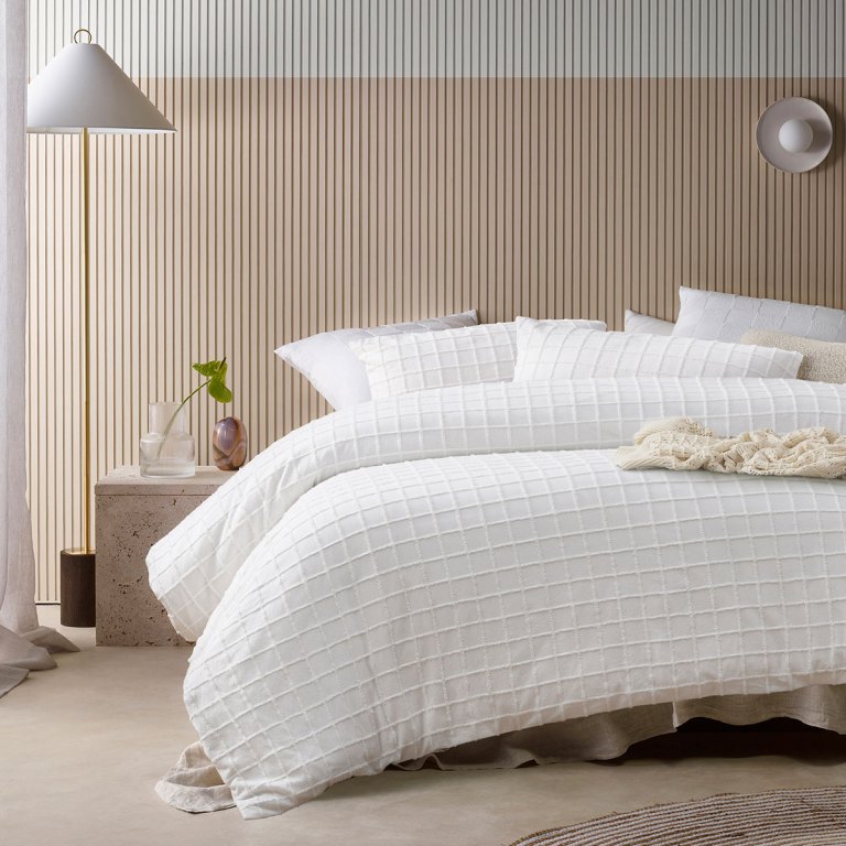 v442 hin quiltcs parquet white sb 195459 00.jpg Modern bedroom with white textured quilt bedding