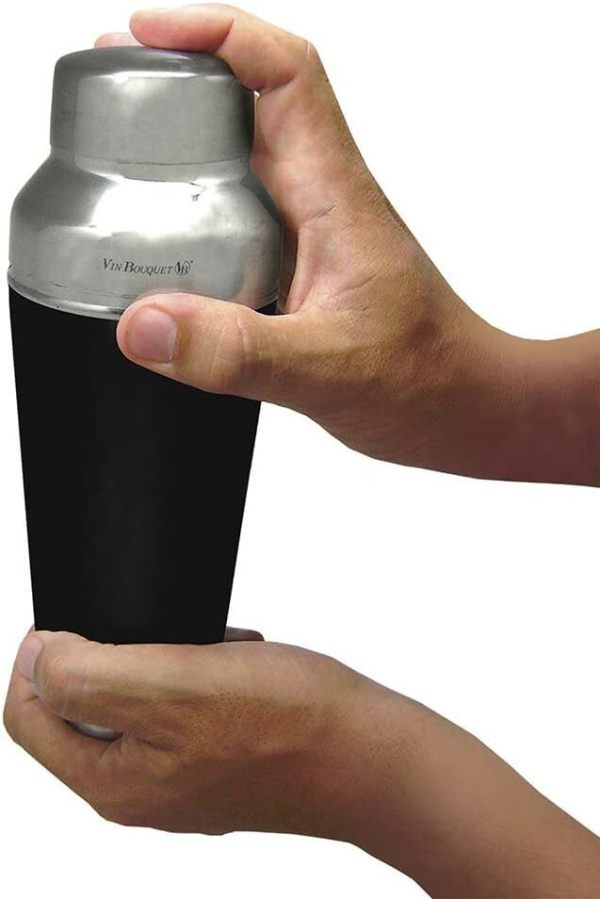 700ml vin bouquet cocktail shaker shaker with strainer in silver/black Hands holding stainless steel cocktail shaker