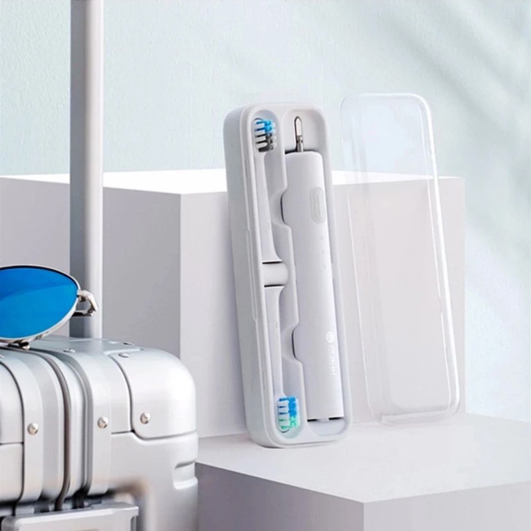 Portable electric toothbrush travel case with spare heads