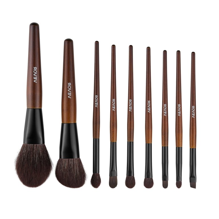 v952 hzstzhzstzdw3hcrl001v0 202601141550 00.jpg Set of wooden-handled makeup brushes on white background