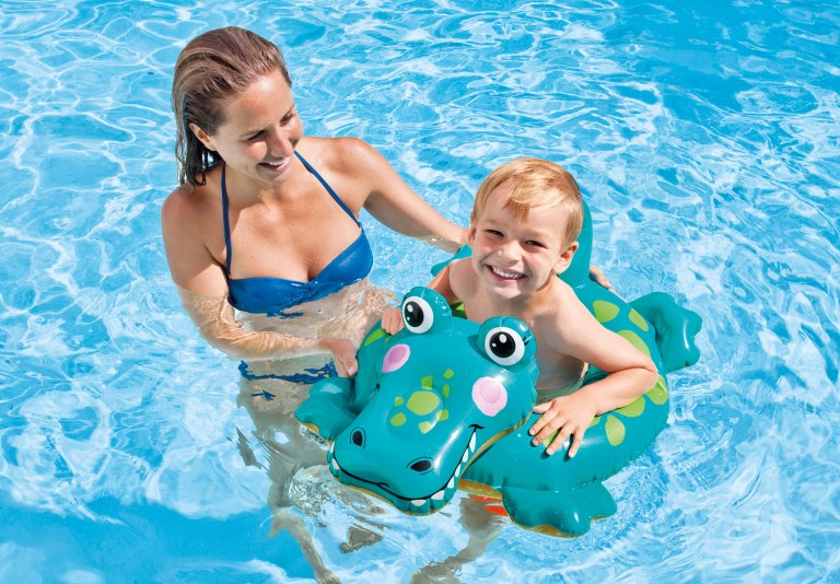 intex big animal rings 58221 Mother and son in pool with frog float