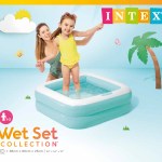 intex play box pool pink 57100 Mother and child in small inflatable pool