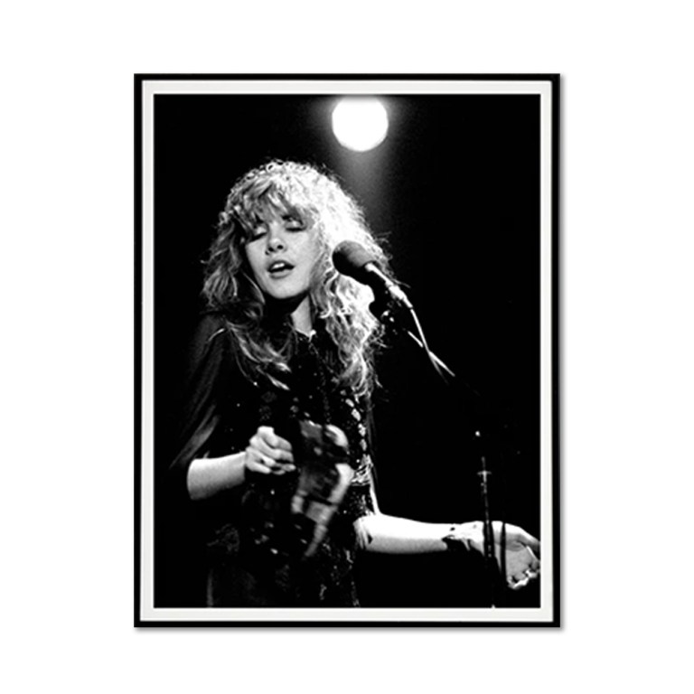 v207 2252 004 183907 00.jpg Black and white photo of singer on stage