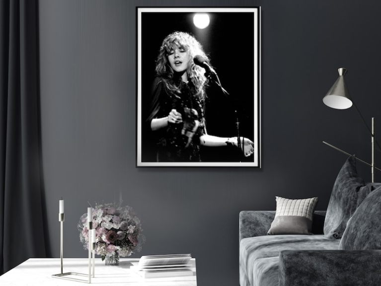 wall art 60cmx90cm young stevie nicks in concert poster, black frame canvas Framed black-and-white singer photo above modern sofa