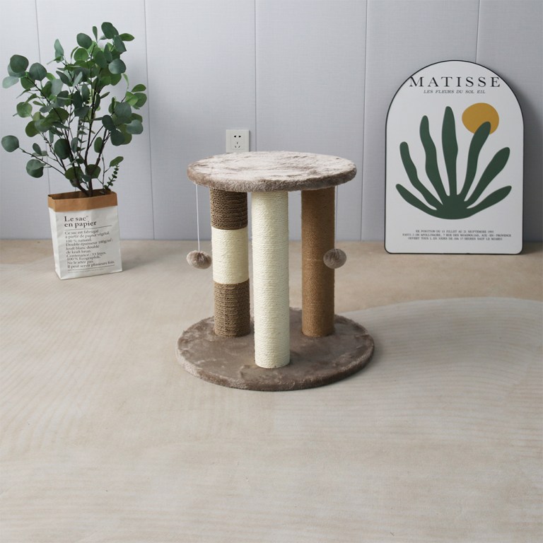 Compact cat scratching post with sisal columns
