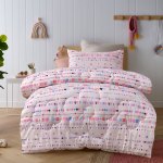 v442 hin comforter swifty pink sb 202510071327 00.jpg Pink patterned quilt on stylish bedroom bed