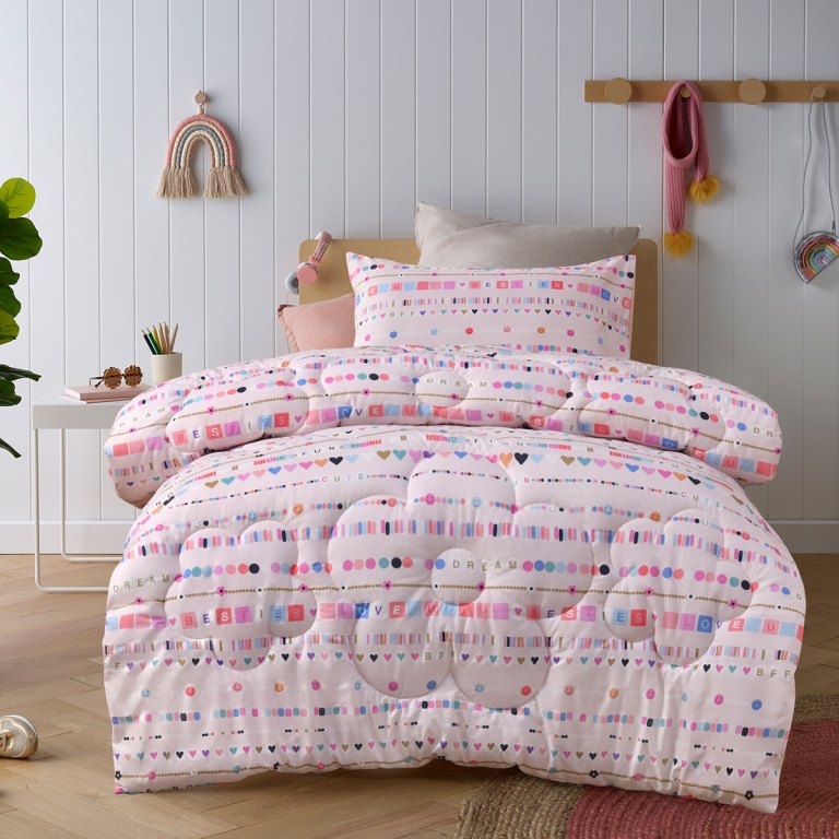 v442 hin comforter swifty pink sb 202510071327 00.jpg Pink patterned quilt on stylish bedroom bed