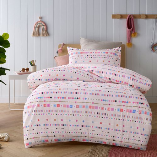 v442 hin quiltcs swifty pink sb 202510071336 00.jpg Pastel patterned kids bedding in modern bedroom