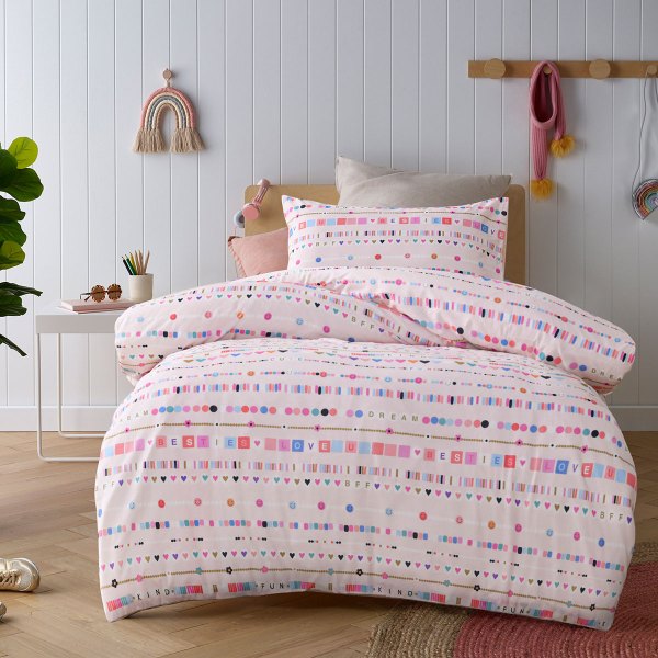 v442 hin quiltcs swifty pink sb 202510071336 00.jpg Pastel patterned kids bedding in modern bedroom
