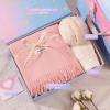v888 elosung53151 00.png Pastel gift box with pink scarf, earmuffs, gloves