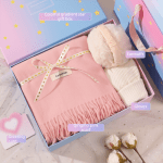 v888 elosung53151 00.png Pastel gift box with pink scarf, earmuffs, gloves