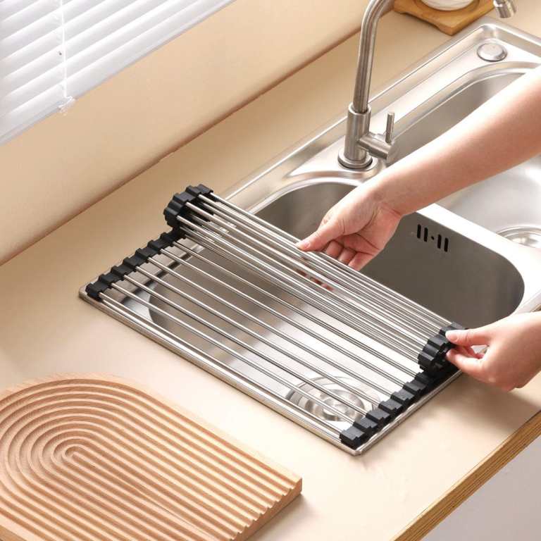 v915 ho0302 202509250846 00.jpg Roll-up stainless steel dish rack over sink