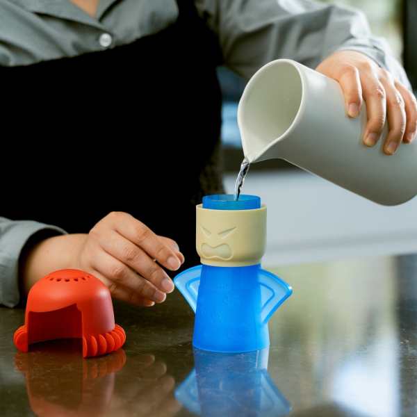 3 pcs mad mama microwave cleaner – bpa free steam cleaning (assorted colors) Pouring water into blue character-shaped container