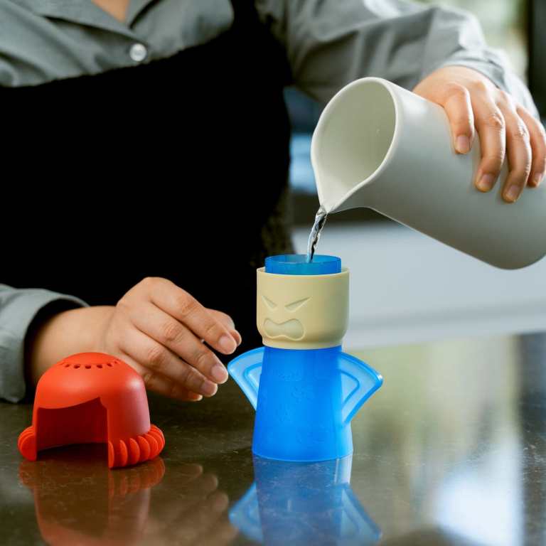 3 pcs mad mama microwave cleaner – bpa free steam cleaning (assorted colors) Pouring water into blue character-shaped container