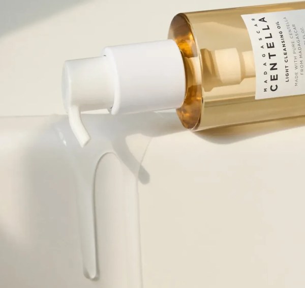 Cleansing oil bottle with pump dispensing liquid